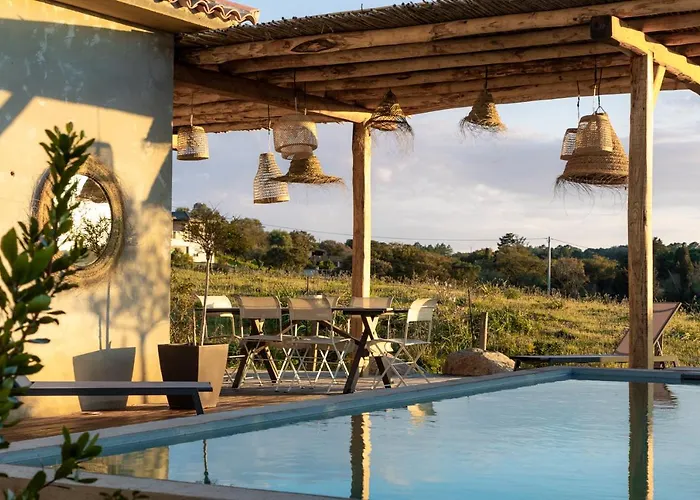 Villa Nivalaggia avec piscine à 15-20min de Porto-Vecchio et de Bonifacio, sunsets sur les champs Villa Figari (Corsica)